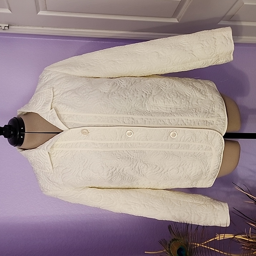 NWOT R.Q.T Women's Quilted Embroidered Pattern Cream Button Up Jacket Si…